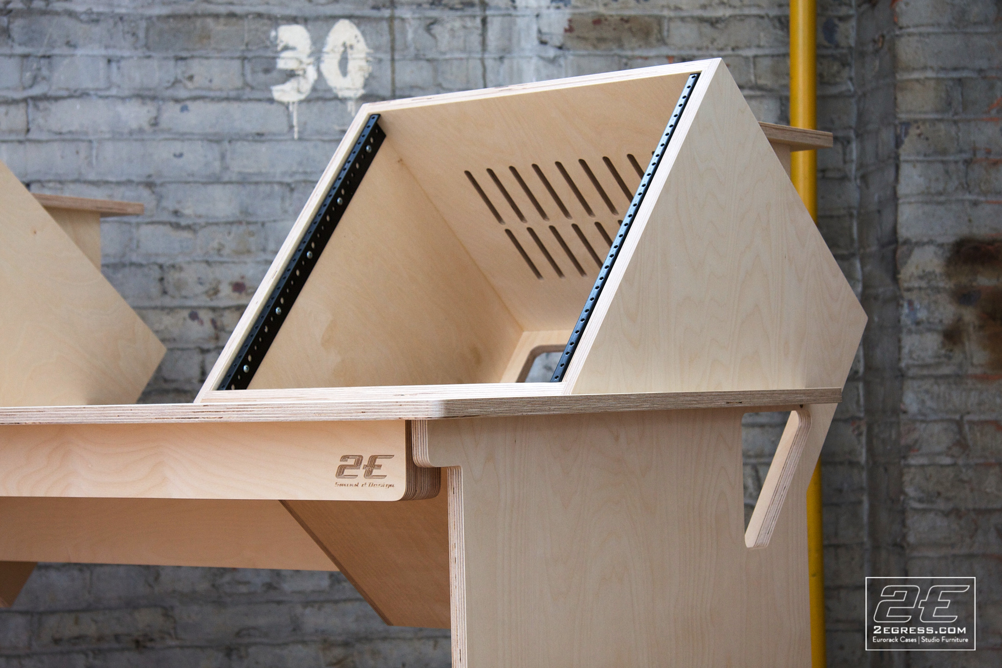 marito marques studio desk pintassilgo 2egress